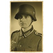 Duitse Unteroffizier in stalen helm van 2e MG Batallion